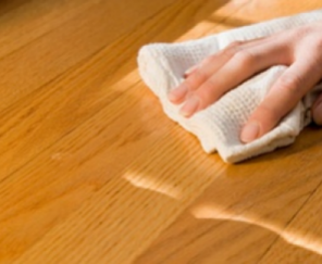 Cum putem curăți laminatul de murdărie și pete?